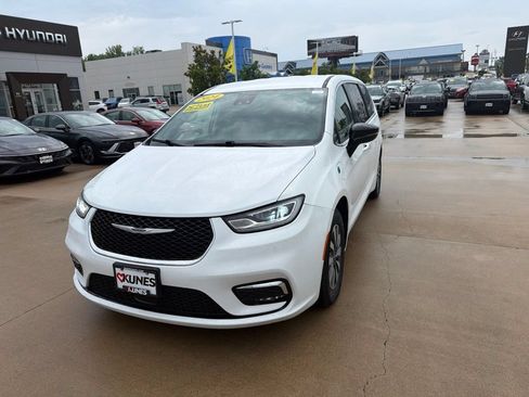 Used 2024 Chrysler Pacifica Limited FWD image 4