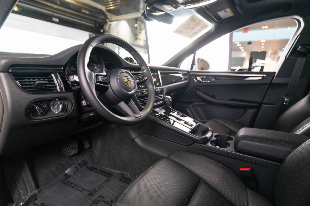 Certified 2023 Porsche Macan AWD/4WD image 4