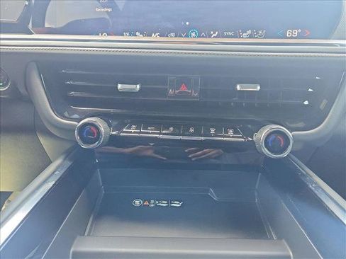 Used 2025 Chevrolet Suburban High Country AWD/4WD image 11