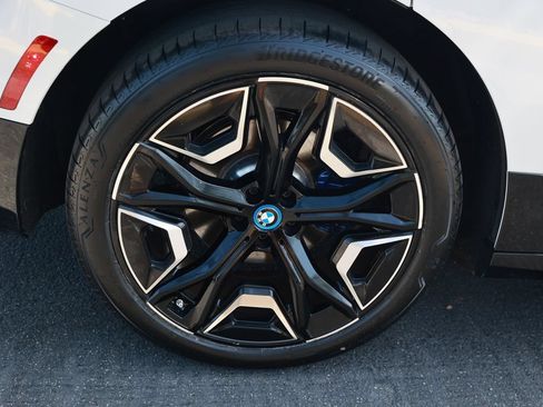Used 2025 BMW iX xDrive50 AWD/4WD image 9