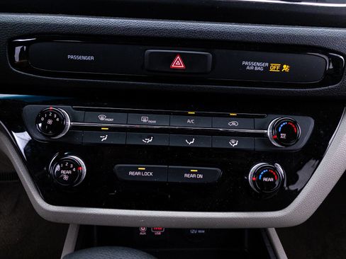 Used 2019 Kia Sedona LX FWD image 22