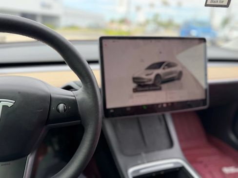 Used 2022 Tesla Model 3 Long Range AWD/4WD image 8