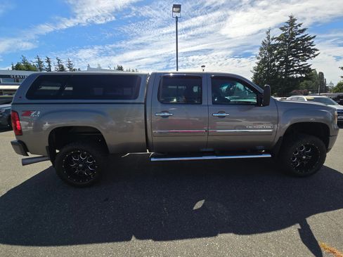 Used 2013 GMC Sierra 2500 Denali w/ Suspension Package, Off-Road AWD/4WD image 8