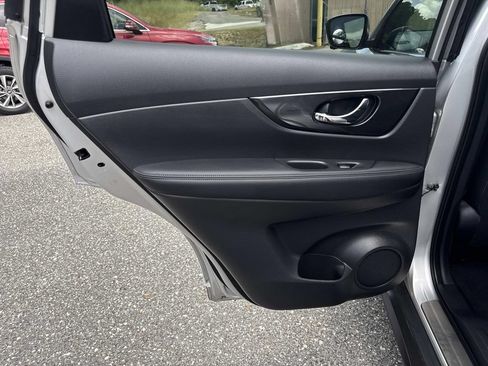 Used 2018 Nissan Rogue SV w/ Premium Package FWD image 13