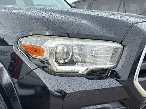 Used 2018 Toyota Tacoma SR5 image 9
