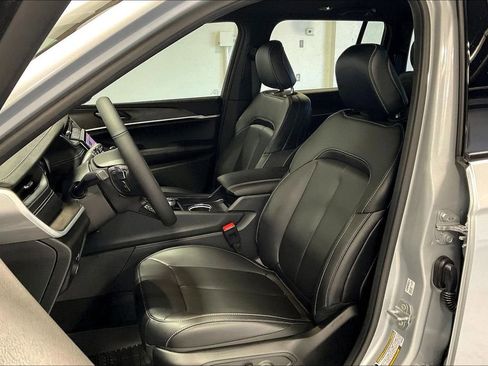 New 2025 Jeep Grand Cherokee Limited image 32