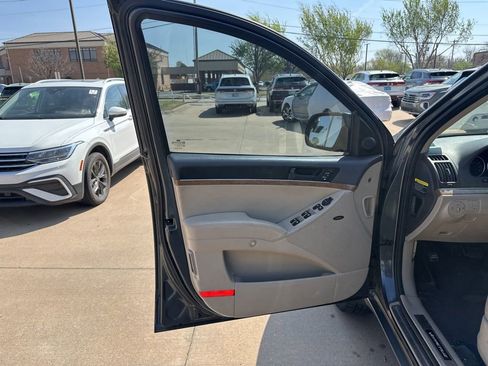 Used 2012 Hyundai Veracruz Limited w/ Navigation Pkg image 11