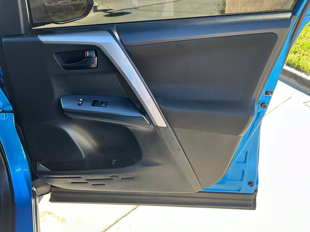 Used 2018 Toyota RAV4 LE w/ All Weather Liner Package AWD/4WD image 30