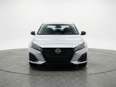Used 2025 Nissan Altima 2.5 SV image 2