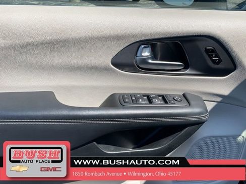 Used 2023 Chrysler Pacifica Touring-L FWD image 16