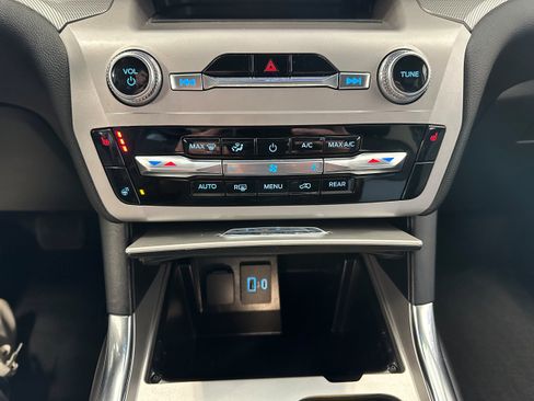 Used 2022 Ford Explorer XLT w/ Equipment Group 202A image 20