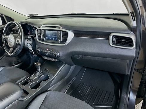 Used 2017 Kia Sorento LX w/ LX V6 Convenience Package image 10