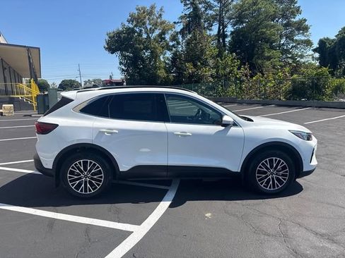 Used 2023 Ford Escape SE w/ PHEV Premium Package FWD image 4