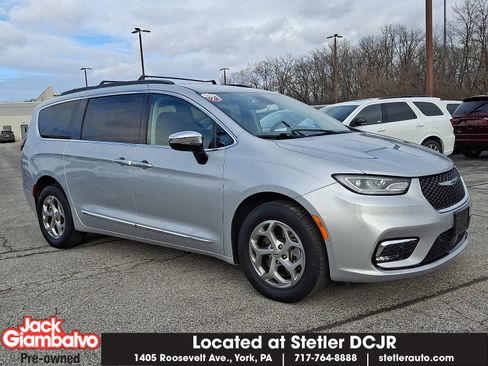 Used 2023 Chrysler Pacifica Limited image 1