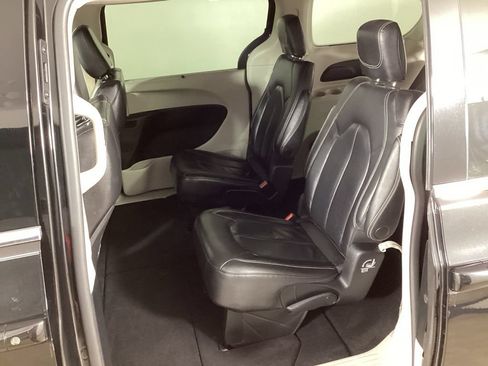 Used 2022 Chrysler Pacifica Touring-L FWD image 23