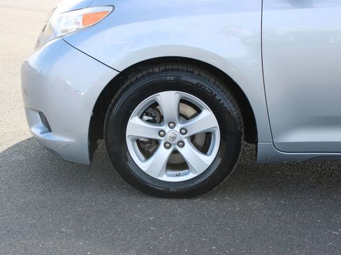Used 2015 Toyota Sienna LE image 17