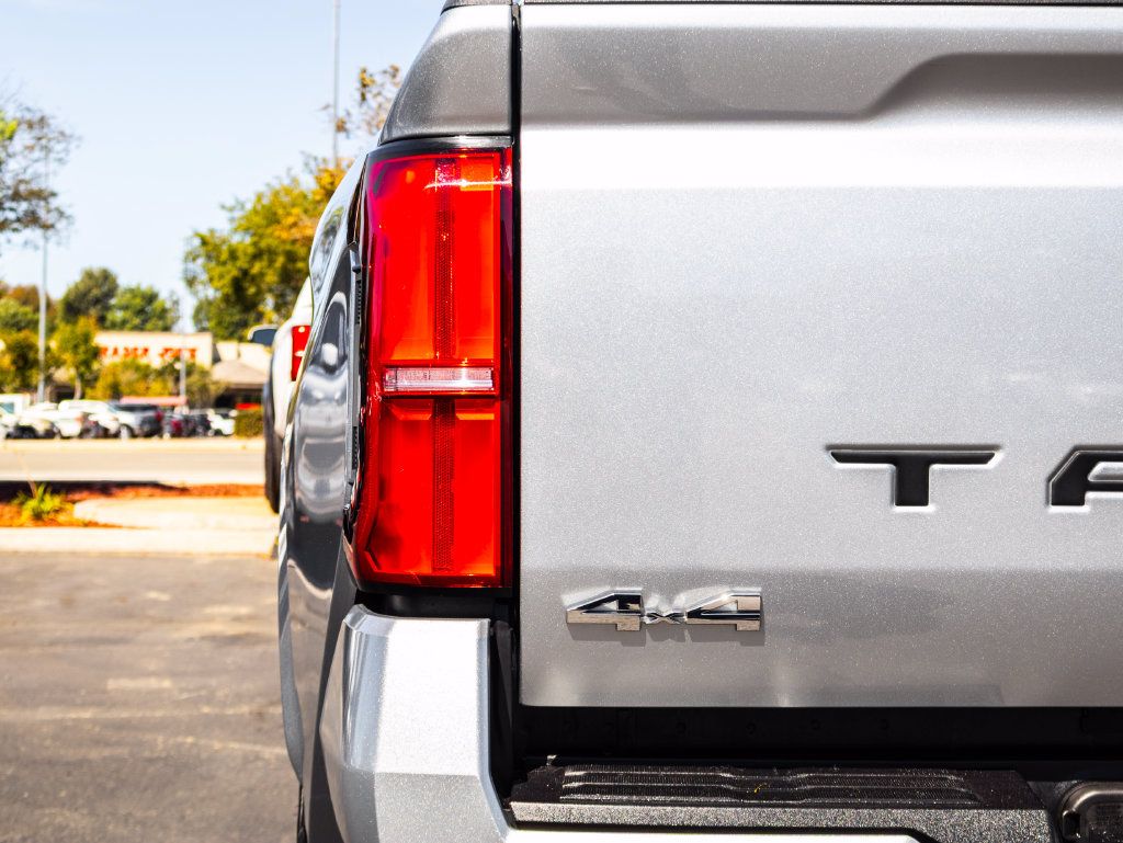 Used 2024 Toyota Tacoma SR5 AWD/4WD image 12