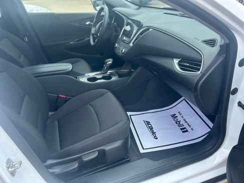 Used 2024 Chevrolet Malibu LT image 3
