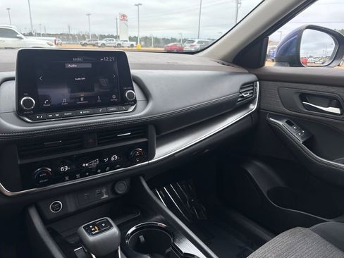 Used 2023 Nissan Rogue SV image 15