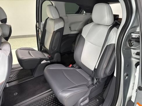Used 2021 Toyota Sienna XSE FWD image 2