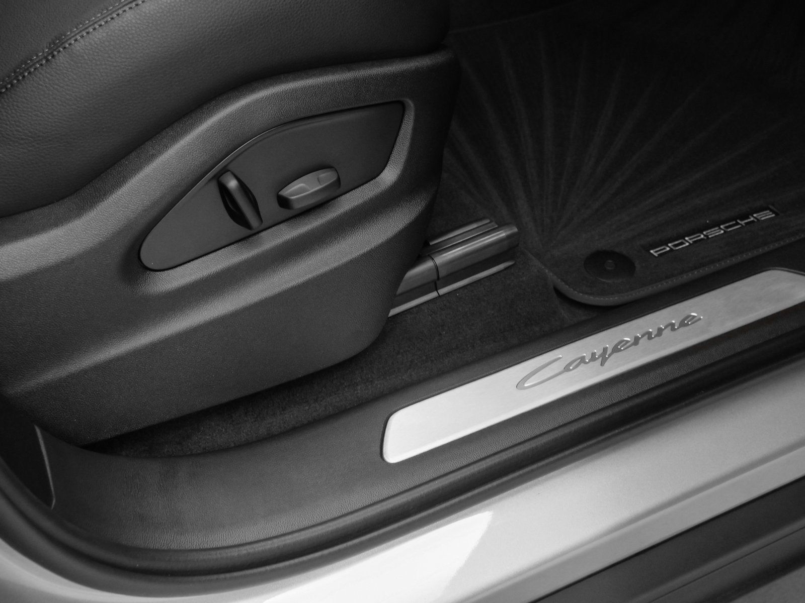 Certified 2025 Porsche Cayenne AWD/4WD image 18