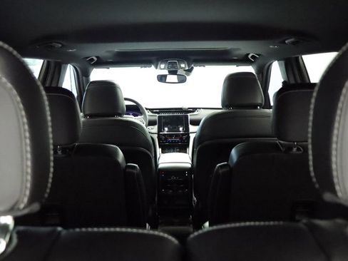 Used 2023 Jeep Grand Cherokee L Laredo image 21