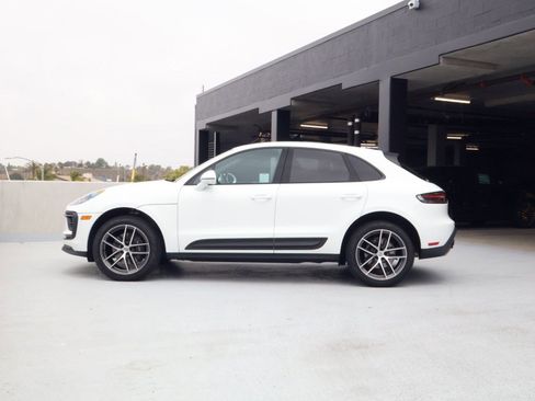 Certified 2025 Porsche Macan AWD/4WD image 2
