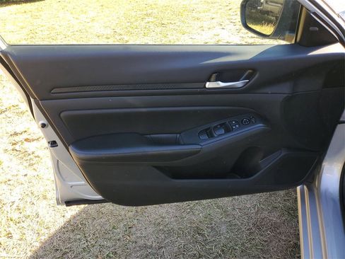 Used 2024 Nissan Altima 2.5 SV image 10