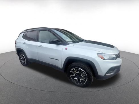 Used 2025 Jeep Compass Trailhawk AWD/4WD image 3
