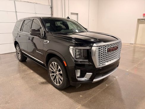 Used 2021 GMC Yukon Denali w/ Denali Premium Package image 3