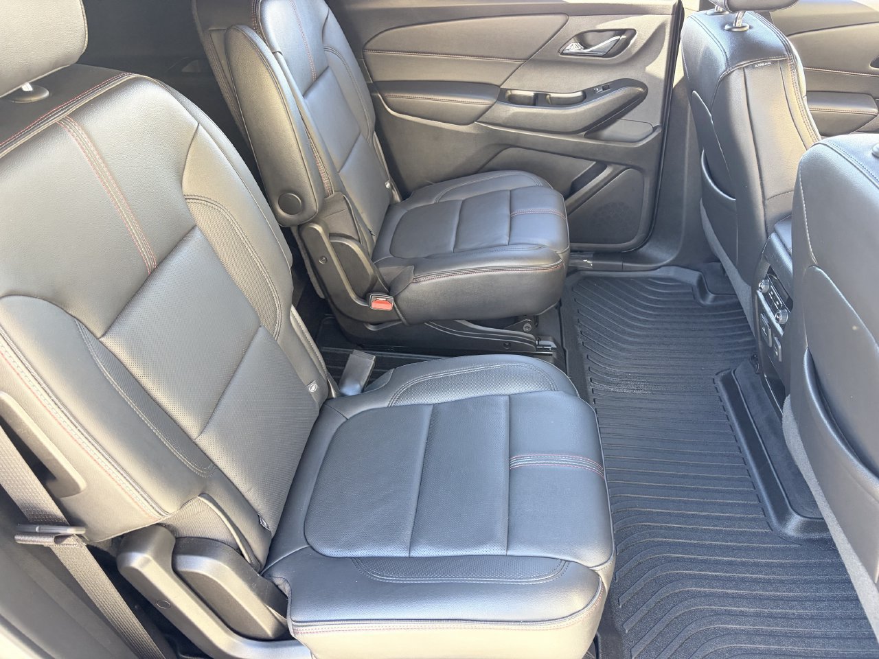 Used 2022 Chevrolet Traverse RS FWD image 13