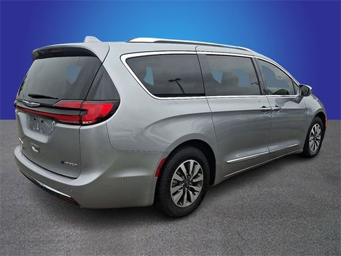 Used 2021 Chrysler Pacifica Limited w/ Premium & Safety Sphere Group image 4