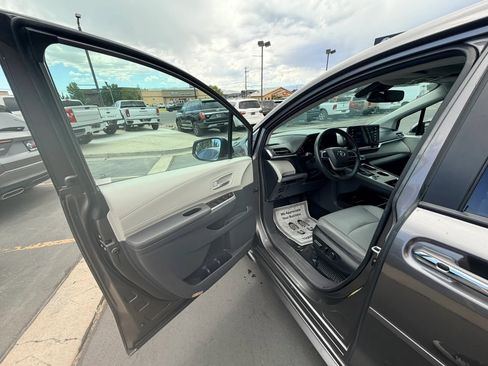 Used 2023 Toyota Sienna XLE AWD/4WD image 10
