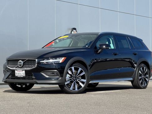 Used 2025 Volvo V60 B5 Cross Country Ultra w/ Protection Package Premier image 1