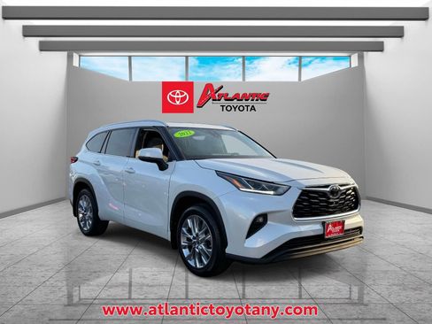 Used 2022 Toyota Highlander Limited image 1