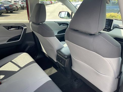 Used 2021 Toyota RAV4 XLE w/ Convenience Package FWD image 28