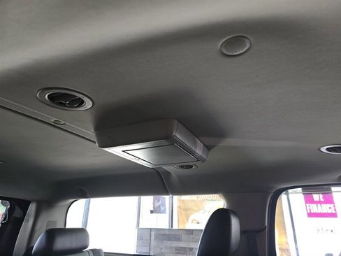 Used 2011 Cadillac Escalade ESV Luxury image 20