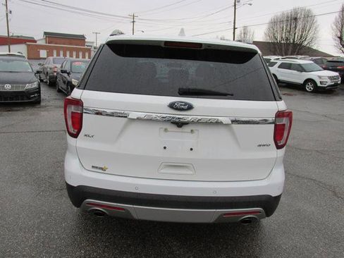 Used 2017 Ford Explorer XLT w/ Equipment Group 202A image 5
