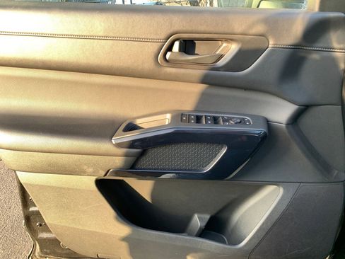 Used 2025 Nissan Pathfinder SV image 21