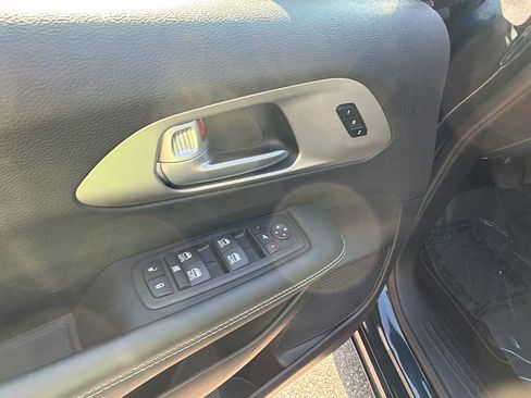 Used 2024 Chrysler Pacifica Premium FWD image 14