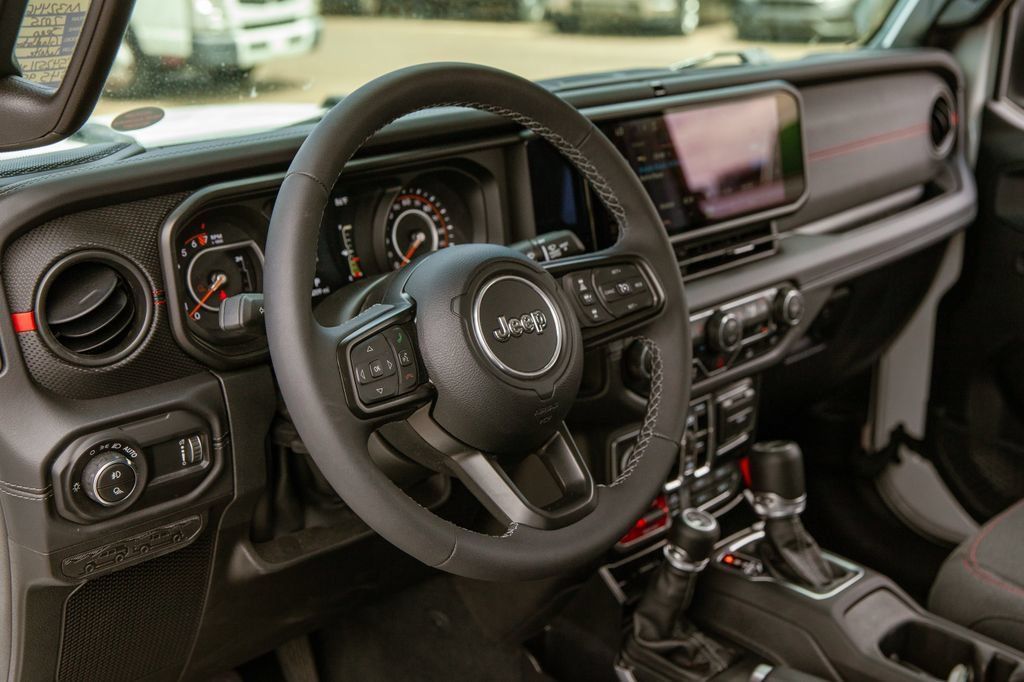 Used 2025 Jeep Gladiator Rubicon AWD/4WD image 10