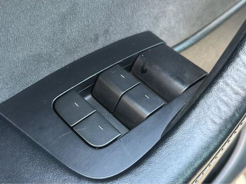 Used 2022 Tesla Model Y Long Range AWD/4WD image 32