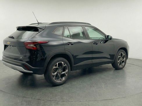 Used 2025 Chevrolet Trax LT FWD image 9