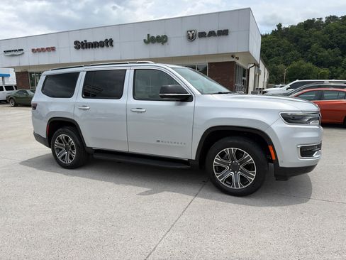 Used 2024 Jeep Wagoneer Series II AWD/4WD image 2