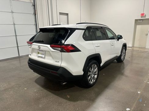 Used 2020 Toyota RAV4 XLE Premium image 6