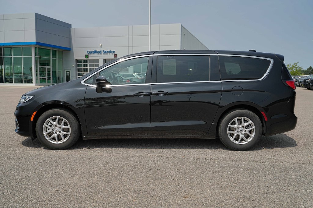 Used 2026 Chrysler Pacifica Select FWD image 11