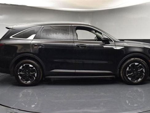 Certified 2025 Kia Sorento S image 8