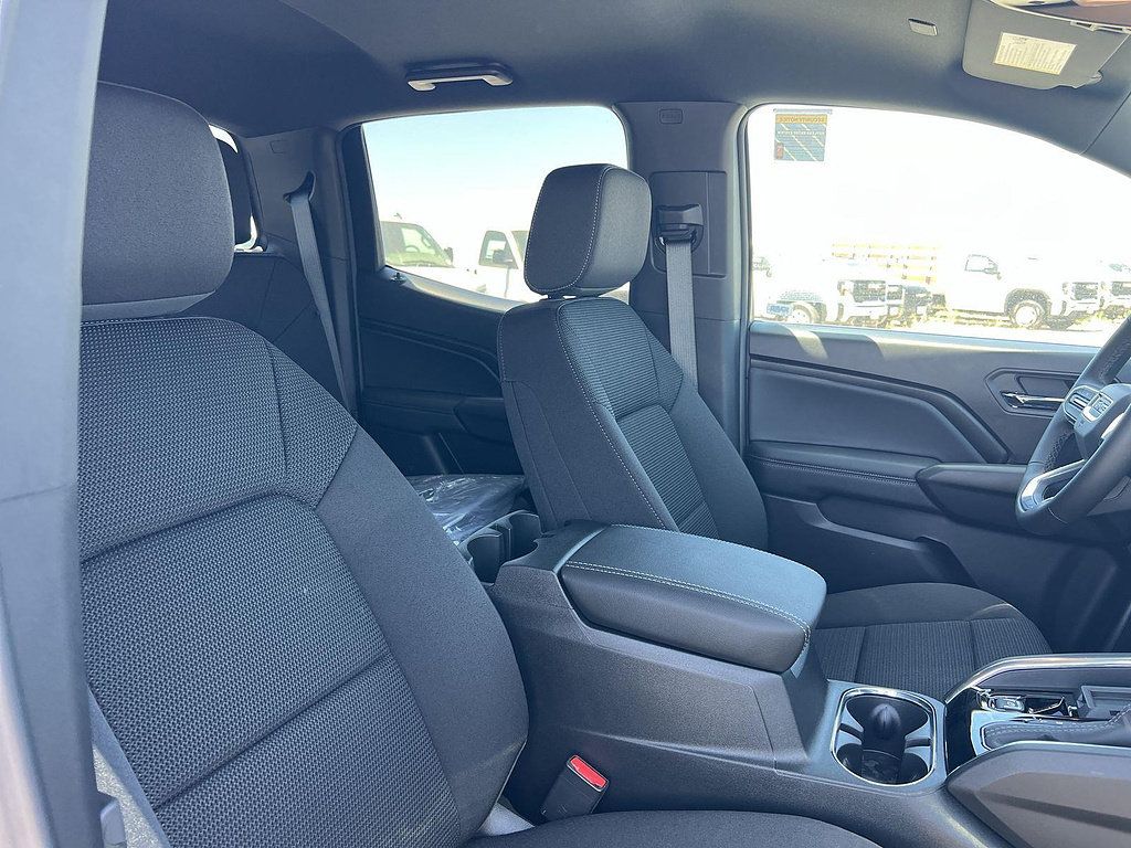 New 2026 GMC Canyon Elevation w/ LPO, Black Badging Package RWD image 29