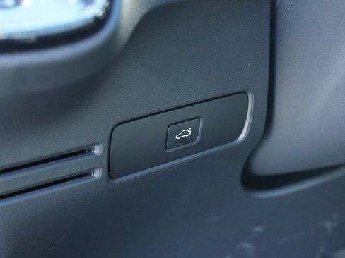 Used 2025 Volvo XC40 B5 Plus image 16