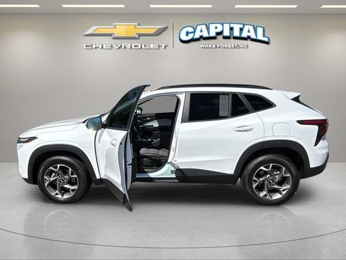 Used 2025 Chevrolet Trax LT FWD image 4